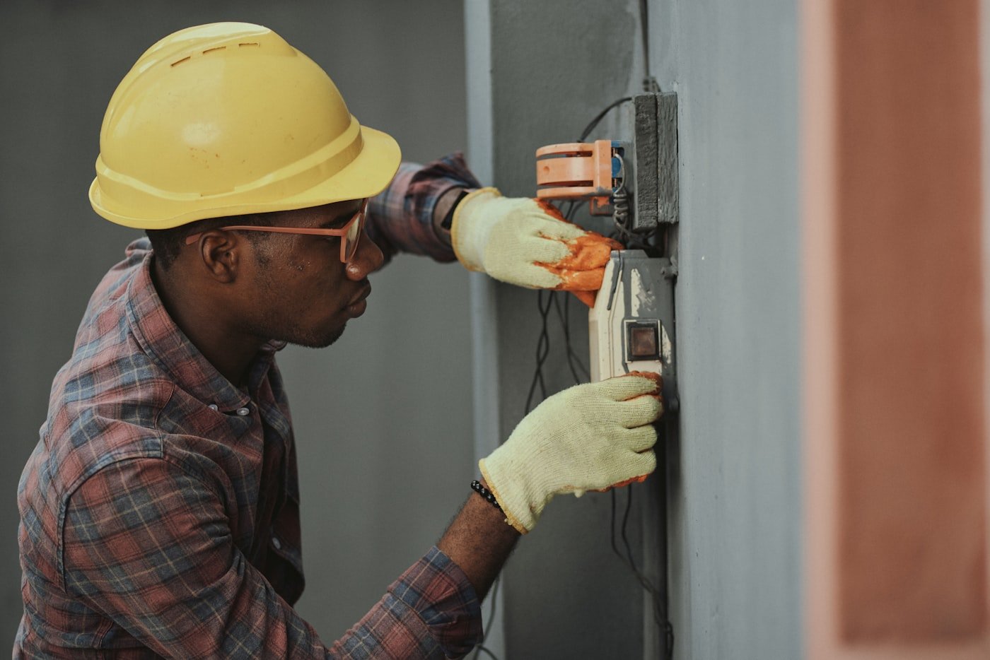 Field technician ready for doorstep washing machine repair service